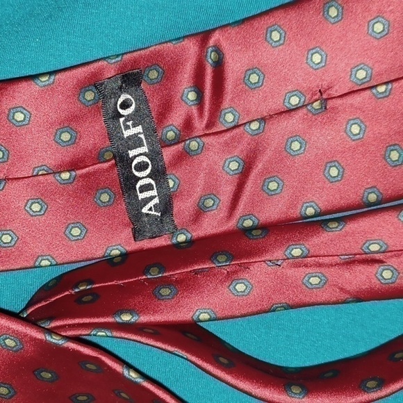 VGUC - Adolfo Red 100% Silk w/Tan, Blue & Black Small Hexagons Men’s Tie - Picture 5 of 6